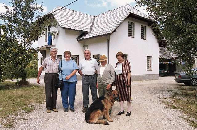 Kočevarji: Henrik Dralka, Maridi Tscherne, Avgust Gril, Ferdinand Heferle in Doris Debenjak pred poslopjem društva v Občicah