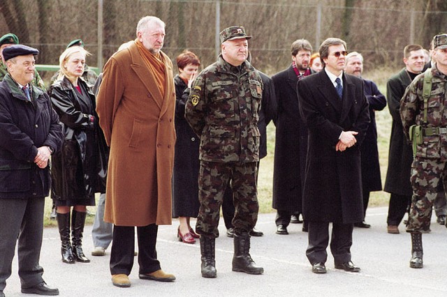 Koordinirana akcija iskanja nasprotnikov Nata: Alja Brglez, urad za informiranje, Dimitrij Rupel, MZZ in Ladislav Lipič, obramba