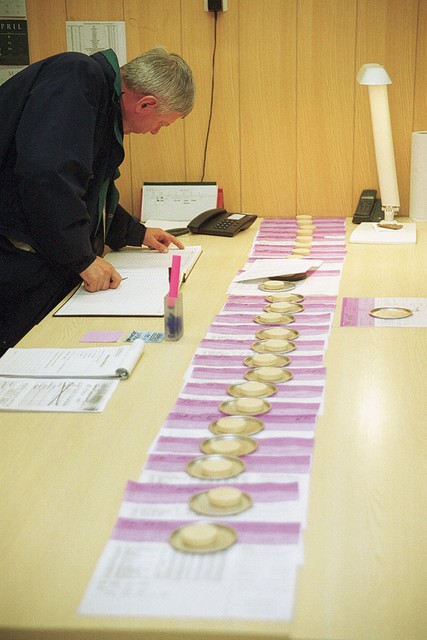 Identifikacijska šamotna ploščica z osebno številko, ki gre s truplom v peč