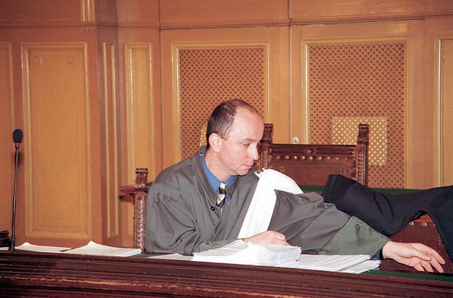 Gorazd Fišer - Gorazd Fišer, ljubljanski tožilec, je svojo zunajzakonsko partnerico vzel v službo, čeprav ni imela zahtevane izobrazbe, in ji pozneje še pomagal pri napredovanju na delovno mesto, za katerega potrebne izobrazbe zopet ni imela.