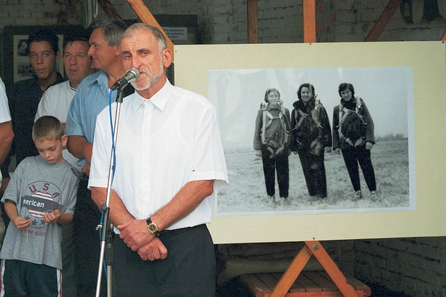 Župan Ajdovščine Marjan Poljšak ob sliki iz leta 1957 - prvi skok prvih slovenskih padalk