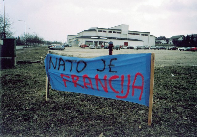 Domislica, ko anonimni mladeniči pred TV kamerami na rjuhe špricajo napis, da so za Nato, je posodobljena varianta agitpropa, ki se je dogajal pred referendumi za samoprispevke.