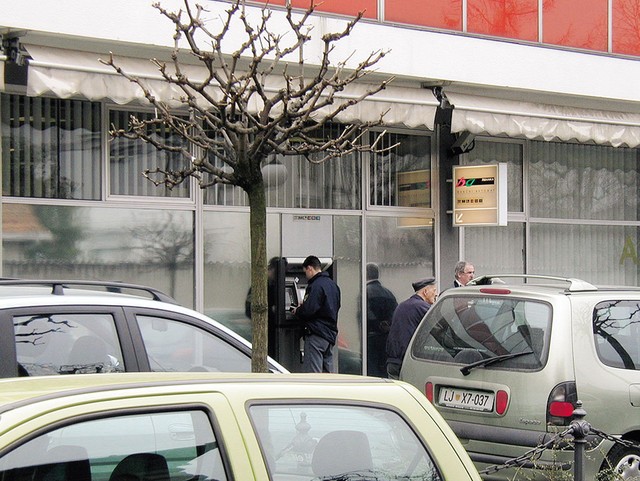 ... zaradi zasebnega posla na bankomatu