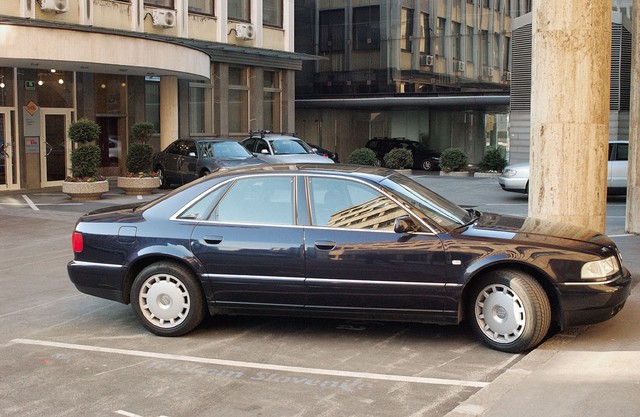 Nadškofov skromni audi A8 čakajoč pred sedežom SIOL-a