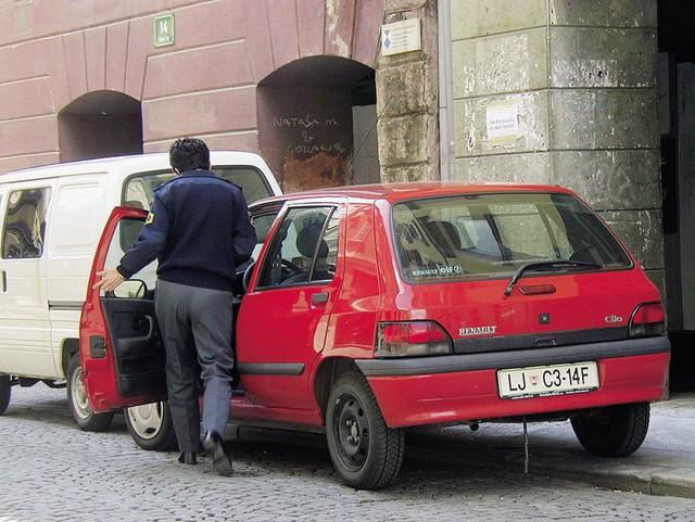 Ne, seveda ne. Saj je njen!