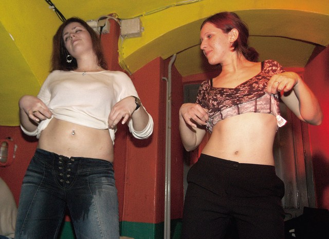 Vročica noči odstira tančice - dobesedno na izboru miss 2002
