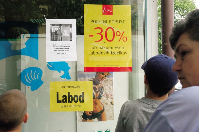 Meščani pred plakatom, ki jih spominja na pokojnega