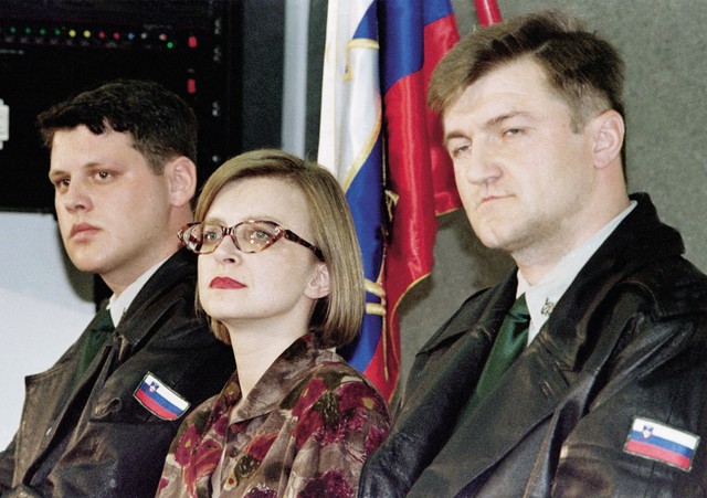 Verodostojna priča: Vojko Smole (desno) na tiskovni konferenci Ministrstva za obrambo 3 dni po dogodku v Depali vasi. Ob njem Nika Dolinar, tiskovna predstavnica ministrstva in Mitja Kunstelj, pripadnik Morisa, ki je Smolnikarju v Depali vasi izročil dokumente označene za Vojaško skrivnost Verodostojna priča: Vojko Smole (desno) na tiskovni konferenci Ministrstva za obrambo 3 dni po dogodku v Depali vasi. Ob njem Nika Dolinar, tiskovna predstavnica ministrstva in Mitja Kunstelj, pripadnik Morisa, ki je Smolnikarju v Depali vasi izročil dokumente označene za Vojaško skrivnost