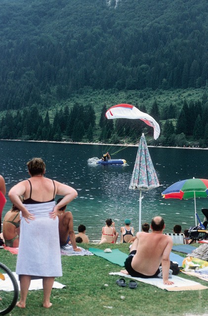 Pri zadnjem poletu so tekmovalci za dodatne bonus točke morali pristati na 3 x 3 metre velikem splavu na jezeru, nedaleč od obale. Za več kot polovico je namesto suhih gat odmevalo: &rdquo;V jezeru pod Triglavom padalec plava sem ter tja ...&rdquo; Navdušeni množici je zastajal dih, ljudje so pozabili na plavanje in ploskajoča plaža je nagradila prav vsakega pilota.