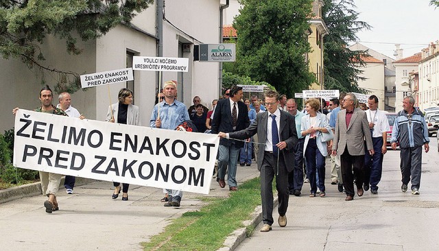 Protestni marš Popovičevih pristašev od Titovega trga do zapora