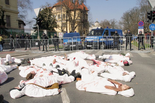 Mirovna manifestacija proti vojni v Iraku pred nedostopnim ameriškim veleposlaništvom, letos spomladi