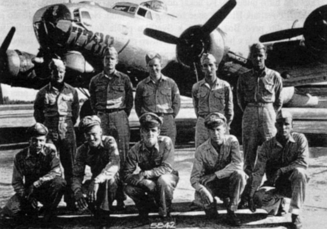 Posadka ameriškega bombnika B17, ki se je 25. decembra 1944 zrušil pri Ivančni Gorici