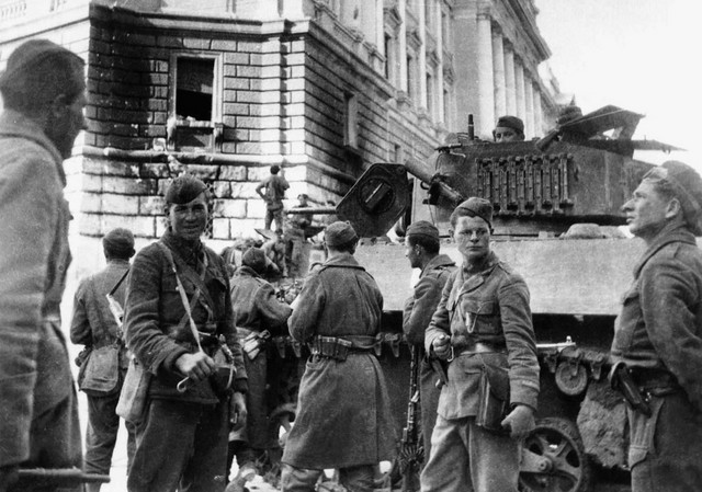 2. maj 1945: Partizani pred sodno palačo