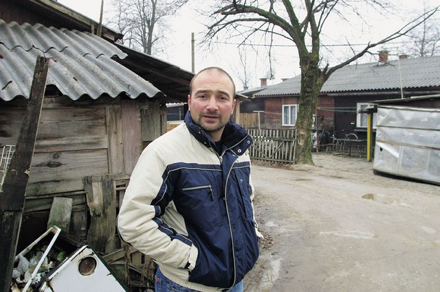 Zoran Vojinović iz Mladininih zgodb o izbrisanih v Tomačevem in desno v zgodbi agencije AP, ki so jo objavili tudi na Tajvanu