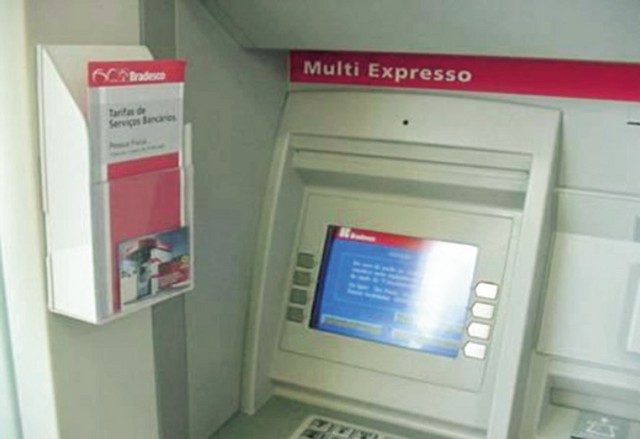 Običajen bankomat z nosilcem za reklame pri strani