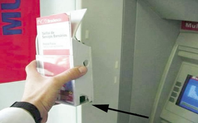 Predelan nosilec za reklame z vgrajeno mikrokamero