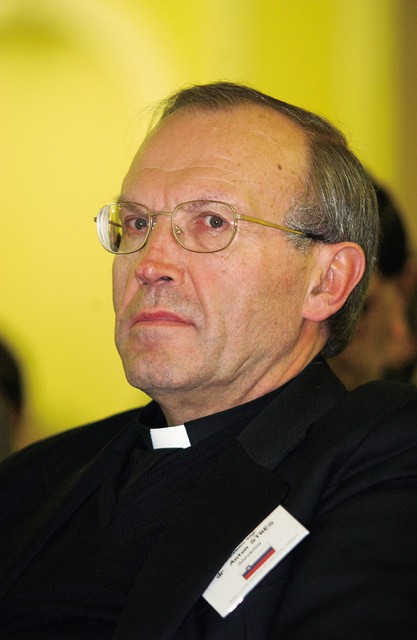 Dr. Anton Stres januarja: 'Če bo do referenduma res prišlo, bo treba ljudi pozvati k strpnosti.' Dr. Anton Stres aprila: 'Vsako izjavljanje Katoliške cerkve ali njene Komisije Pravičnost in mir v zvezi s tem referendumom bi bilo interpretirano kot politično pristransko.'