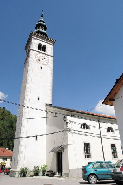 Javna površina pri župnišču, kjer naj bi skulptura stala