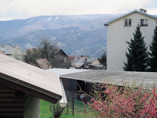 Pogled s terase lokala Vila: parkirišče, po katerem naj bi se gibal osumljenec in v avto odločil palico, se s terase lokala ne vidi