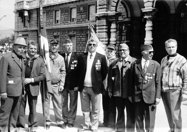 S soborci na trgu zedinjenja Italije v Trstu (ali Velikem trgu) 1. maja 1985, torej 40 let po osvoboditvi mesta.