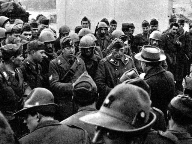 2. svetovna vojna: pripadnika alpincev (v ospredju z značilnim klobukom) med božičnimi racijami decembra 1942 v Ljubljani. Veliko Slovencev je italijanski fašistični okupator odgnal v taborišča (Rab, Gonars).