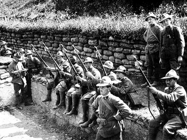 1. svetovna vojna: alpinci med urjenjem za uporabo tromblonske bombe benaglia na soški fronti.