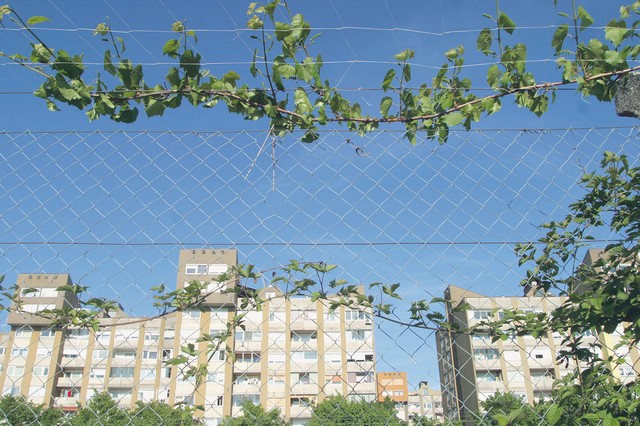 Od starega vojaškega odpada v Savljah je ostala le ograja