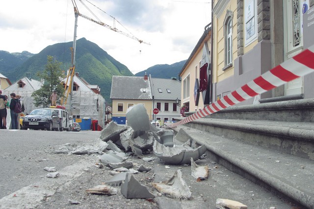 Z občinskega poslopja je odpadel turn.