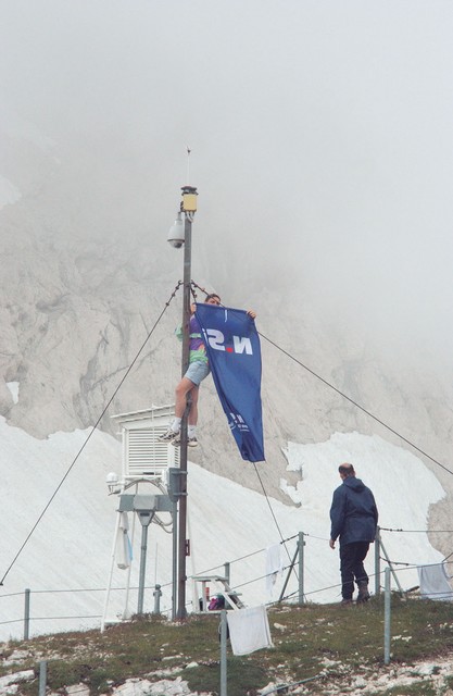 Strankin podmladek je Kredarico primerno dekoriral, ob meteoroloških napravah je svoj prapor obesil tako prepričljivo, da se je nekaj ur kasneje Fouerju zazdelo, da bi lahko tudi on na Kredarico prinesel evropsko zastavo.
