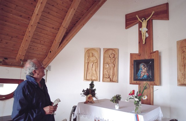 V kapelici Marije Snežene je tudi razpelo, ki prihaja iz bogate družinske zapuščine Bajukovih.
