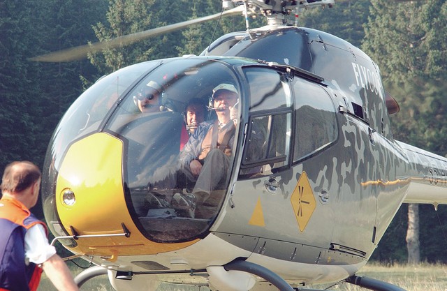 Ker je bila pot navzgor dolga in strma, se je Bajuk v dolino raje pripeljal z helikopterjem. Klicale so ga politične obveznosti.