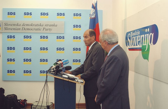... ko pa ima tiskovno konferenco Koalicija Slovenija, napis SDS pustijo pri miru