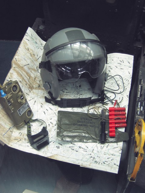Oprema pilota F-117 A - radijska postaja, signalni naboji in vrečka za vodo