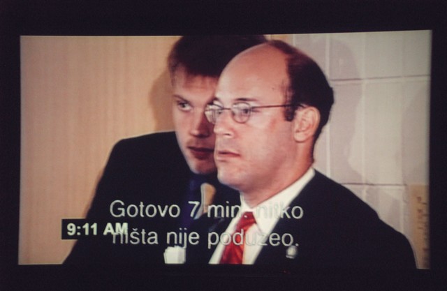 Šef kabineta je nemočen. Bush je šolo zapustil šele pol ure po šepetu. Šef kabineta je nemočen. Bush je šolo zapustil šele pol ure po šepetu.