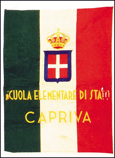 Zastava italijanske šole v Koprivi na Krasu.