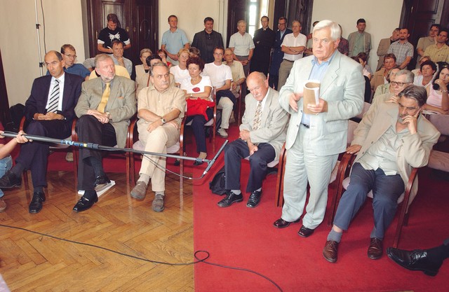 Ko je govoril takratni predsednik, ga takratni obrambni minister ni pogledal