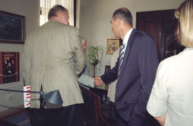 Pogleda se nista srečala niti ob rokovanju