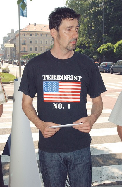 Franci Kek protestira pred ameriško ambasado junija letos