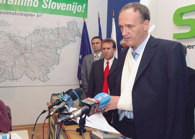 Dramatičen nastop: Janez Podobnik je na tiskovno konferenco naslednjega dne prišel v isti obleki, v kateri so ga aretirali in na kateri so bile na ramenu rahlo vidne odrgnine