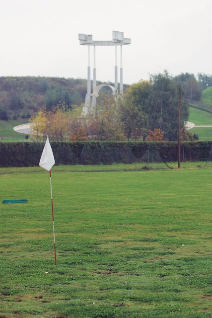 Ob spomeniku je igrišče za golf, kar je v preteklosti že povzročalo pietetne pomisleke