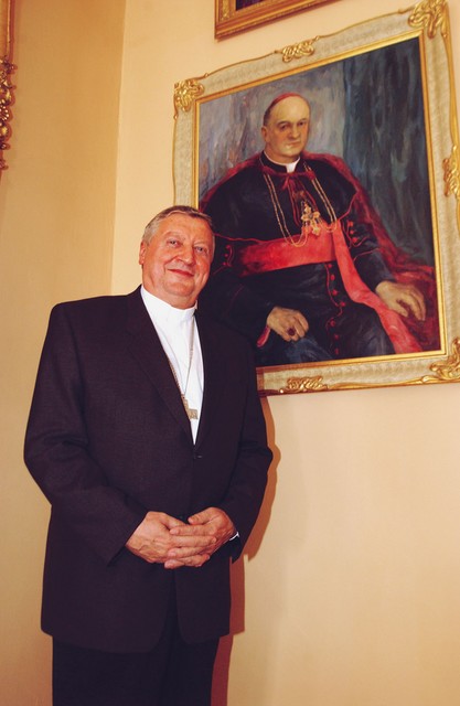 Nadškof Alojz Uran pod sliko nadškofa Antona Vovka, svojega vzornika