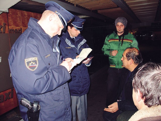 Po deložaciji: policija jih je popisala...