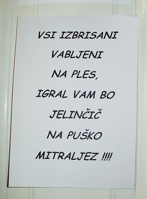 Napis na vratih SNS