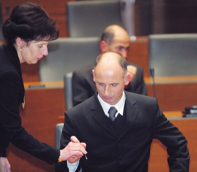 Janez Drobnič, minister za delo, družino in socialne zadeve pri podpisovanju prisega