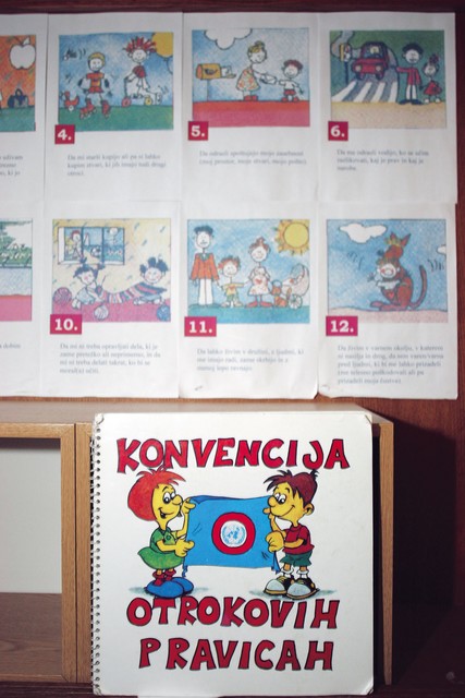 Konvencija o otrokovih pravicah je v šoli izobešena na častnem mestu.