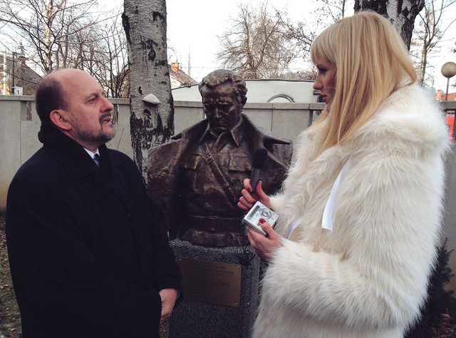 Zmago Jelinčič med intervjujem na vrtu svoje hiše
