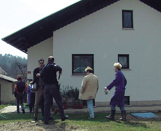 ... in potegne pištolo