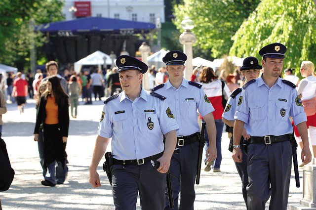 Varuhi reda in miru v mimohodu niso niti enkrat posredovali