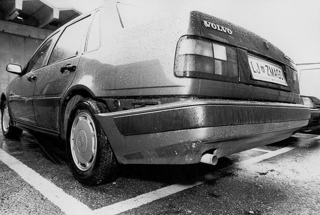 Jelinčičev avtomobil po eksploziji nastavljene bombe leta 1993