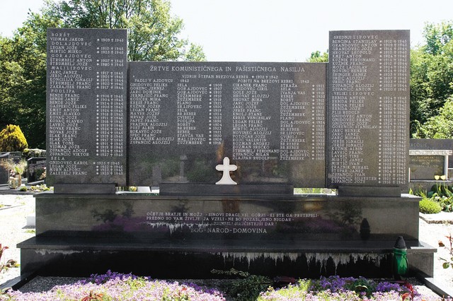 Pokopališče Sela pri Ajdovcu, kjer so imena dvanajstih internirancev na Rab in v Dachau, umrlih med letoma 1942 in 1945, preprosto dodali na spomenik domobrancem.